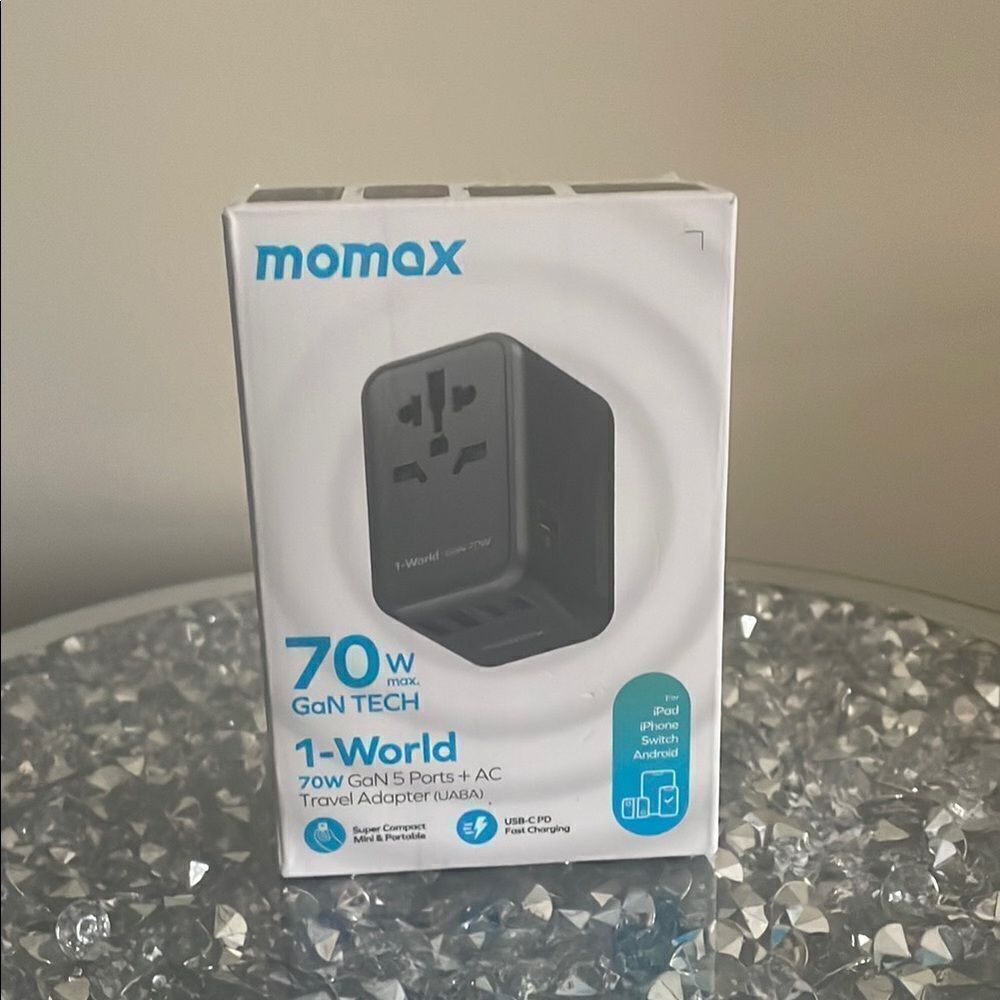 Momax travel adapter 70 W GaN TECH universal all in one world travel adapter